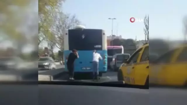 Eminönü'nde patenli çocukların tehlikeli yolculuğu kamerada Eminönü'nde patenli çocukların tehlikeli yolculuğu kamerada