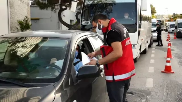 Emniyetten yoğun denetim.. Uzun araç kuyrukları oluştu Emniyetten yoğun denetim.. Uzun araç kuyrukları oluştu