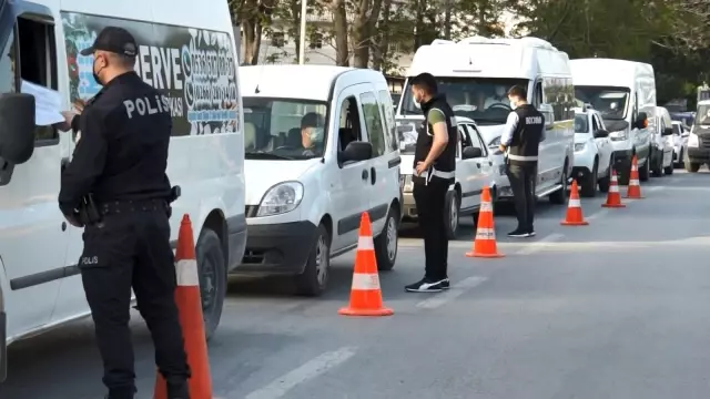 Emniyetten yoğun denetim.. Uzun araç kuyrukları oluştu Emniyetten yoğun denetim.. Uzun araç kuyrukları oluştu