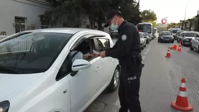 Emniyetten yoğun denetim.. Uzun araç kuyrukları oluştu Emniyetten yoğun denetim.. Uzun araç kuyrukları oluştu