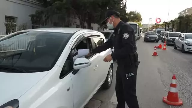 Emniyetten yoğun denetim.. Uzun araç kuyrukları oluştu Emniyetten yoğun denetim.. Uzun araç kuyrukları oluştu
