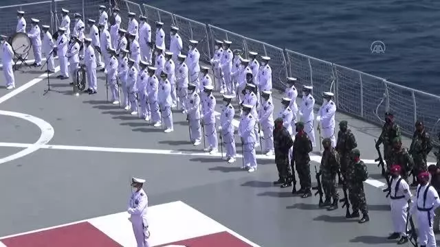 Endonezya'da denizaltı kazasında hayatını kaybedenler için tören düzenlendi Endonezya'da denizaltı kazasında hayatını kaybedenler için tören düzenlendi