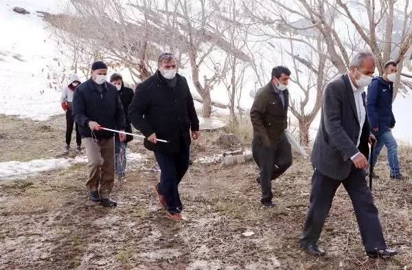ENGELLİLER, KUŞLAR İÇİN 'RIZIK AĞACI'NA EKMEK ASTI ENGELLİLER, KUŞLAR İÇİN 'RIZIK AĞACI'NA EKMEK ASTI