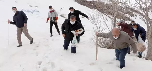 ENGELLİLER, KUŞLAR İÇİN 'RIZIK AĞACI'NA EKMEK ASTI ENGELLİLER, KUŞLAR İÇİN 'RIZIK AĞACI'NA EKMEK ASTI