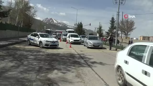 Erzurum'da şehir girişlerinde polis denetimleri sürüyor Erzurum'da şehir girişlerinde polis denetimleri sürüyor