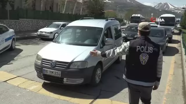 Erzurum'da şehir girişlerinde polis denetimleri sürüyor Erzurum'da şehir girişlerinde polis denetimleri sürüyor