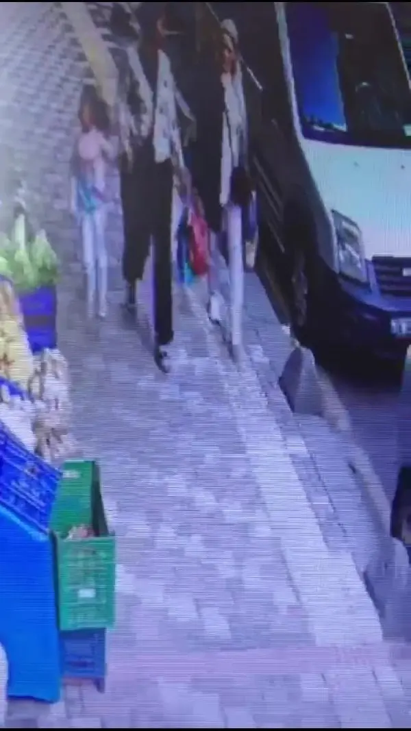 ESENLER'DE KUYUMCUDAN ALTIN DOLU ÇANTA ÇALAN HIRSIZ YAKALANDI ESENLER'DE KUYUMCUDAN ALTIN DOLU ÇANTA ÇALAN HIRSIZ YAKALANDI