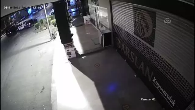 Esenyurt'ta bir sürücüyü aracından indirerek darbeden 2 şüpheli gözaltına alındı Esenyurt'ta bir sürücüyü aracından indirerek darbeden 2 şüpheli gözaltına alındı