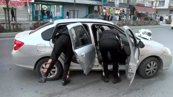 ESENYURT'TA DENETİMDEN KAÇAN ŞÜPHELİLER UYUŞTURUCUYLA YAKALANDI ESENYURT'TA DENETİMDEN KAÇAN ŞÜPHELİLER UYUŞTURUCUYLA YAKALANDI