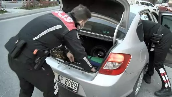 ESENYURT'TA DENETİMDEN KAÇAN ŞÜPHELİLER UYUŞTURUCUYLA YAKALANDI ESENYURT'TA DENETİMDEN KAÇAN ŞÜPHELİLER UYUŞTURUCUYLA YAKALANDI
