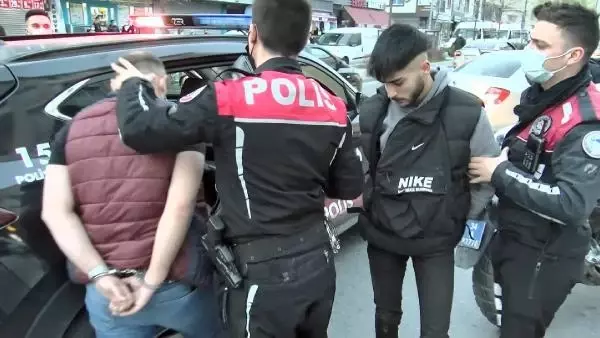 ESENYURT'TA DENETİMDEN KAÇAN ŞÜPHELİLER UYUŞTURUCUYLA YAKALANDI ESENYURT'TA DENETİMDEN KAÇAN ŞÜPHELİLER UYUŞTURUCUYLA YAKALANDI