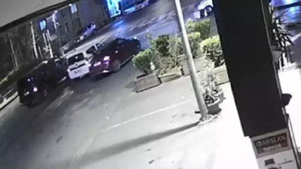 Son dakika! Esenyurt'ta yol verme kavgasında veterinere darp anları kamerada Son dakika! Esenyurt'ta yol verme kavgasında veterinere darp anları kamerada