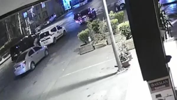 Son dakika! Esenyurt'ta yol verme kavgasında veterinere darp anları kamerada Son dakika! Esenyurt'ta yol verme kavgasında veterinere darp anları kamerada