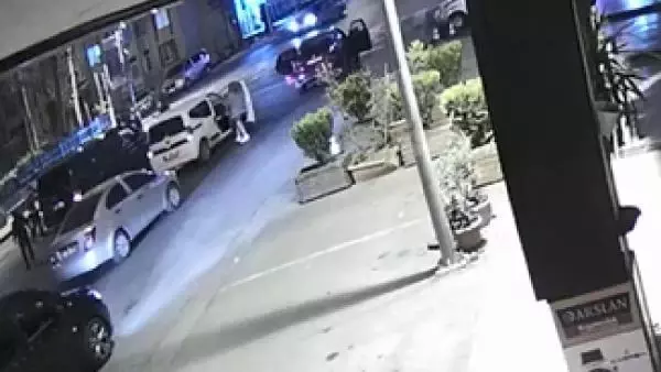 Son dakika! Esenyurt'ta yol verme kavgasında veterinere darp anları kamerada Son dakika! Esenyurt'ta yol verme kavgasında veterinere darp anları kamerada