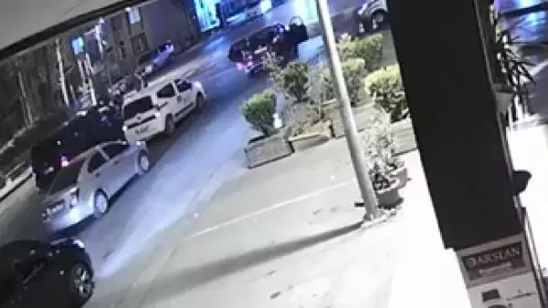 Son dakika! Esenyurt'ta yol verme kavgasında veterinere darp anları kamerada Son dakika! Esenyurt'ta yol verme kavgasında veterinere darp anları kamerada