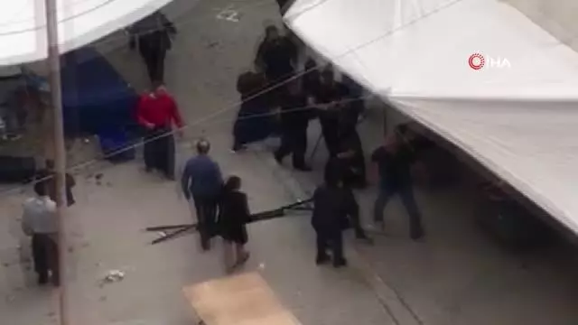 Esenyurt'ta satırlı sopalı 'laf atma' kavgası Esenyurt'ta satırlı sopalı 'laf atma' kavgası