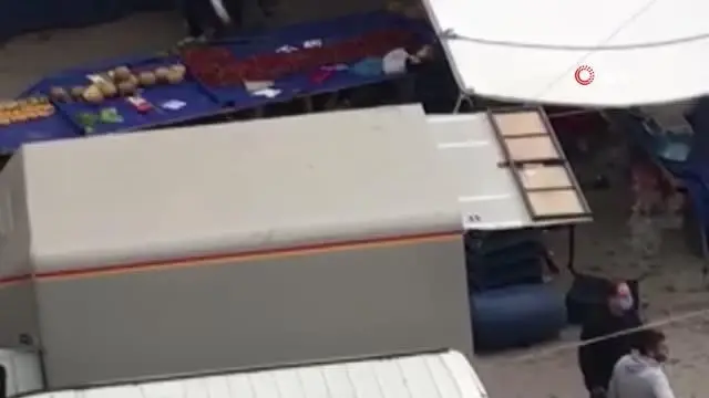 Esenyurt'ta satırlı sopalı 'laf atma' kavgası Esenyurt'ta satırlı sopalı 'laf atma' kavgası