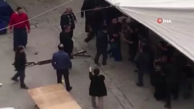 Esenyurt'ta satırlı sopalı 'laf atma' kavgası Esenyurt'ta satırlı sopalı 'laf atma' kavgası