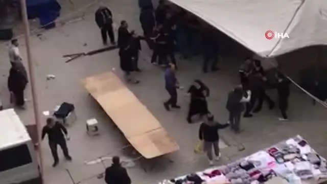 Esenyurt'ta satırlı sopalı 'laf atma' kavgası Esenyurt'ta satırlı sopalı 'laf atma' kavgası