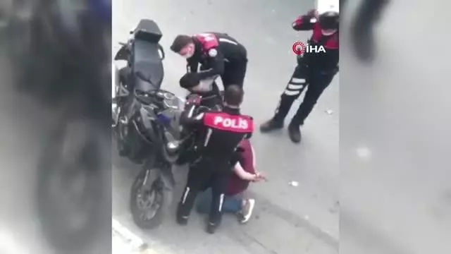 Son dakika haberi: Esenyurt'ta uygulama yapan polis 'torbacıları' yakaladı Son dakika haberi: Esenyurt'ta uygulama yapan polis 'torbacıları' yakaladı