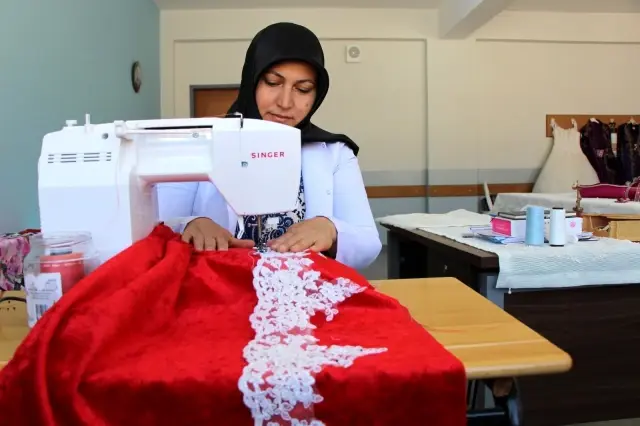 Eski gelinlik ve perdeleri topladı 'şahane dönüşüme' imza attı Eski gelinlik ve perdeleri topladı 'şahane dönüşüme' imza attı