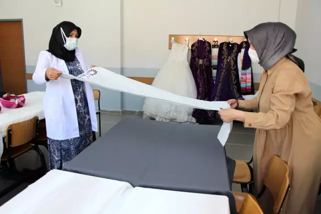 Eski gelinlik ve perdeleri topladı 'şahane dönüşüme' imza attı Eski gelinlik ve perdeleri topladı 'şahane dönüşüme' imza attı