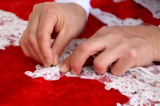 Eski gelinlik ve perdeleri topladı 'şahane dönüşüme' imza attı Eski gelinlik ve perdeleri topladı 'şahane dönüşüme' imza attı