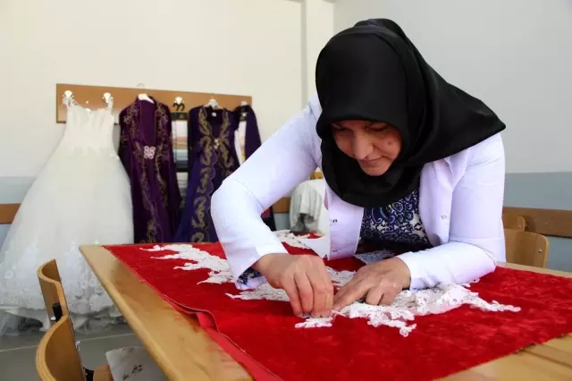 Eski gelinlik ve perdeleri topladı 'şahane dönüşüme' imza attı Eski gelinlik ve perdeleri topladı 'şahane dönüşüme' imza attı