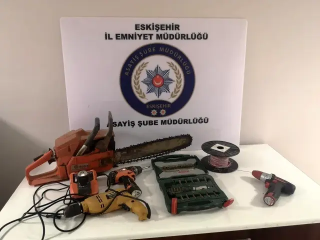 Eskişehir'de hırsızlık yaptı, Kütahya'da yakalandı Eskişehir'de hırsızlık yaptı, Kütahya'da yakalandı