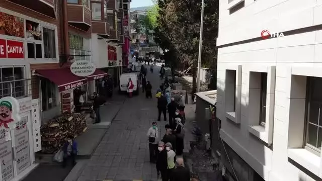 Et alabilmek için saatlerde kuyrukta bekliyorlar Et alabilmek için saatlerde kuyrukta bekliyorlar