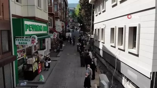 Et alabilmek için saatlerde kuyrukta bekliyorlar Et alabilmek için saatlerde kuyrukta bekliyorlar
