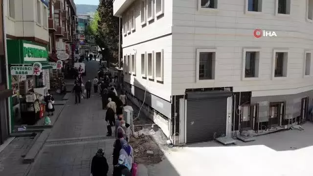 Et alabilmek için saatlerde kuyrukta bekliyorlar Et alabilmek için saatlerde kuyrukta bekliyorlar