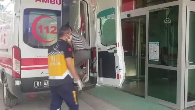 Evin deposunda çıkan yangında dumandan etkilenen 3 kişi hastaneye kaldırıldı Evin deposunda çıkan yangında dumandan etkilenen 3 kişi hastaneye kaldırıldı