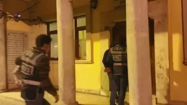 EYÜPSULTAN'DA DÖVİZ BÜROSUNU KURŞUNLAYAN ŞÜPHELİ, BİR KİŞİYİ YARALADI EYÜPSULTAN'DA DÖVİZ BÜROSUNU KURŞUNLAYAN ŞÜPHELİ, BİR KİŞİYİ YARALADI