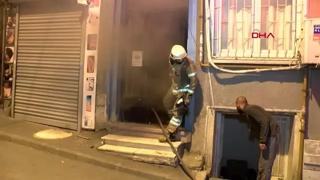 Fatih'te bina içerisinde yangın çıktı, anne ve oğlu yardım istedi Fatih'te bina içerisinde yangın çıktı, anne ve oğlu yardım istedi