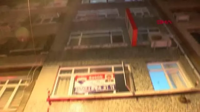 Fatih'te bina içerisinde yangın çıktı, anne ve oğlu yardım istedi Fatih'te bina içerisinde yangın çıktı, anne ve oğlu yardım istedi
