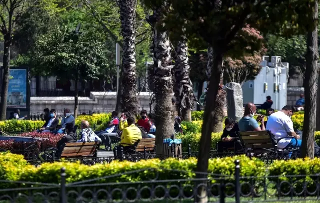 Fatih'te kısıtlamaya uymayanlar parkları doldurdu Fatih'te kısıtlamaya uymayanlar parkları doldurdu