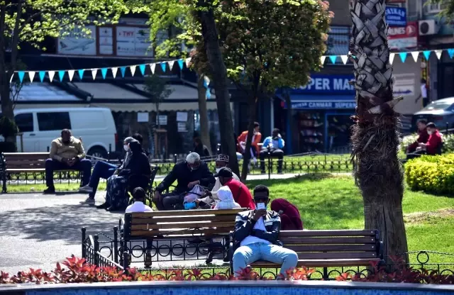 Fatih'te kısıtlamaya uymayanlar parkları doldurdu Fatih'te kısıtlamaya uymayanlar parkları doldurdu