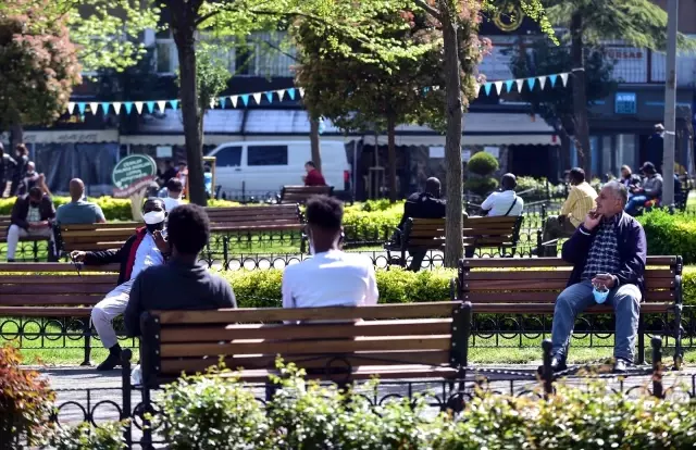 Fatih'te kısıtlamaya uymayanlar parkları doldurdu Fatih'te kısıtlamaya uymayanlar parkları doldurdu