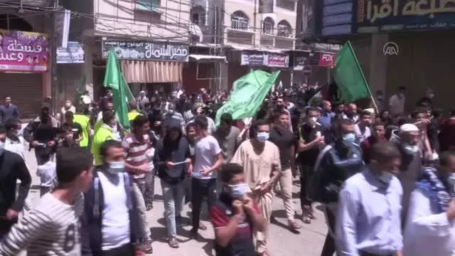 Filistin seçimlerinin ertelenmesi kararı protesto edildi Filistin seçimlerinin ertelenmesi kararı protesto edildi