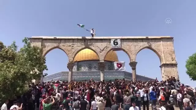 Filistinliler cuma namazının ardından Mescid-i Aksa'da gösteri düzenledi (2) Filistinliler cuma namazının ardından Mescid-i Aksa'da gösteri düzenledi (2)