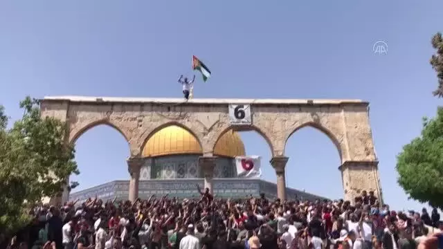 Filistinliler cuma namazının ardından Mescid-i Aksa'da gösteri düzenledi (2) Filistinliler cuma namazının ardından Mescid-i Aksa'da gösteri düzenledi (2)