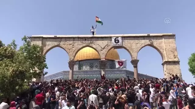 Filistinliler cuma namazının ardından Mescid-i Aksa'da gösteri düzenledi (2) Filistinliler cuma namazının ardından Mescid-i Aksa'da gösteri düzenledi (2)