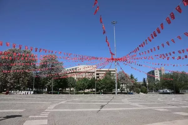 GAZİANTEP'TE CADDE VE MEYDANLAR BOŞ KALDI GAZİANTEP'TE CADDE VE MEYDANLAR BOŞ KALDI