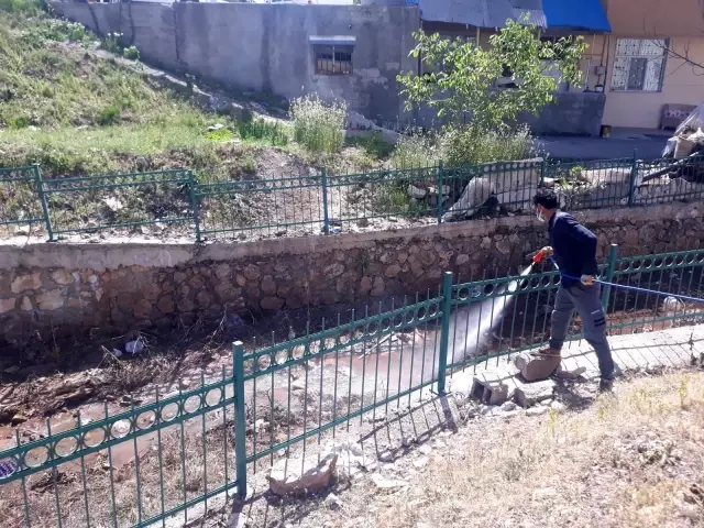 Gölbaşı'nda dere yataklarını ilaçlanıyor Gölbaşı'nda dere yataklarını ilaçlanıyor