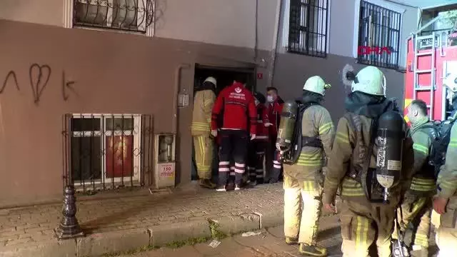 GÜNGÖREN'DE 5 KATLI BİNANIN ELEKTRİK PANOSUNDAKİ YANGIN PANİĞE NEDEN OLDU GÜNGÖREN'DE 5 KATLI BİNANIN ELEKTRİK PANOSUNDAKİ YANGIN PANİĞE NEDEN OLDU