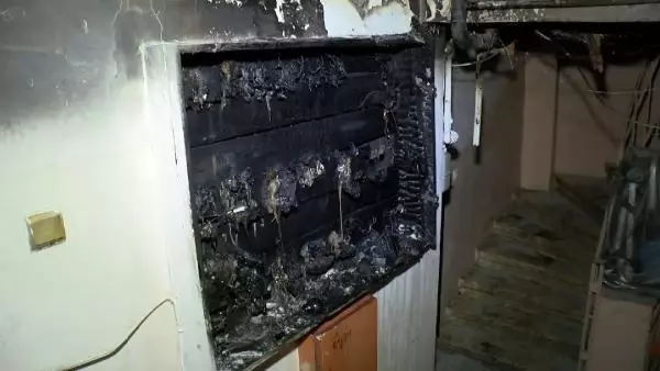 Son dakika haberi! Güngören'de 5 katlı binanın elektrik panosundaki yangın paniğe neden oldu Son dakika haberi! Güngören'de 5 katlı binanın elektrik panosundaki yangın paniğe neden oldu