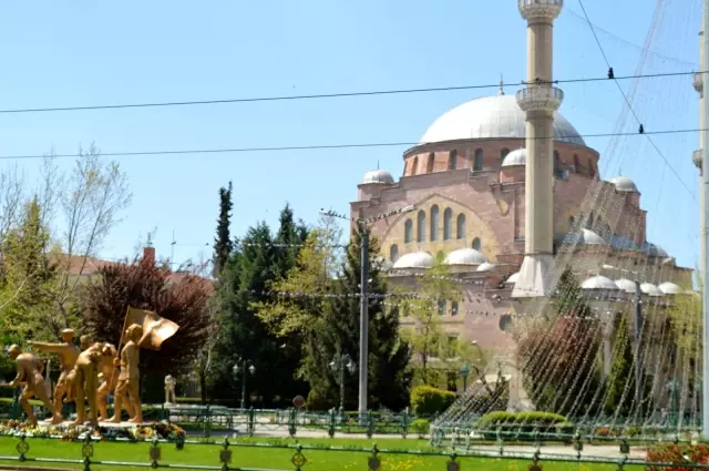 Güvercinlerin şanslısı yem buldu, şansızı aç kaldı Güvercinlerin şanslısı yem buldu, şansızı aç kaldı