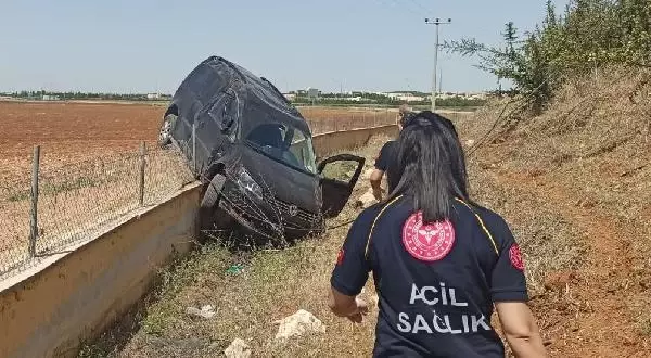Hafif ticari araç şarampole devrildi: 4 yaralı Hafif ticari araç şarampole devrildi: 4 yaralı