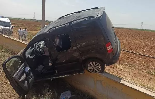 Hafif ticari araç şarampole devrildi: 4 yaralı Hafif ticari araç şarampole devrildi: 4 yaralı